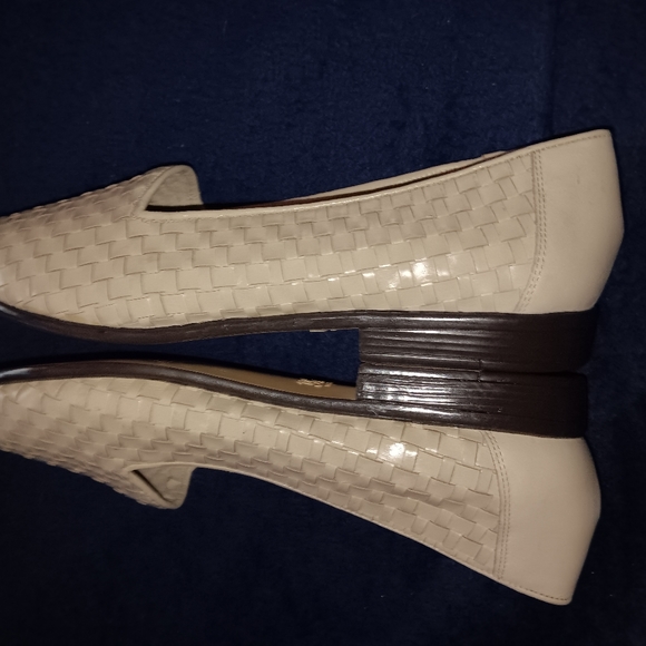 Trotters Liz leather Loafers size 10m. Bone tan color.l like new pre-owned - Picture 5 of 8